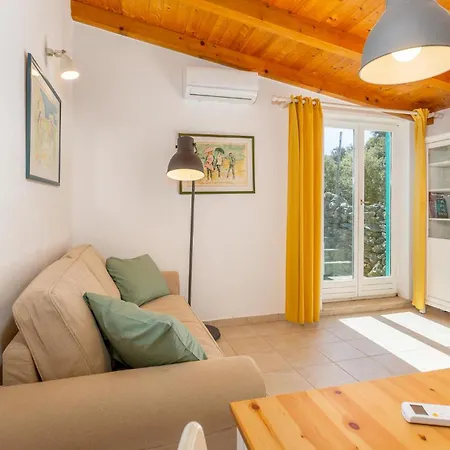 2 Bedroom Lovely In Punta Kriza Case de vacanță *